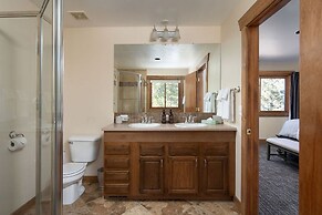 Mountain View Retreat 4 Bedroom Home by RedAwning