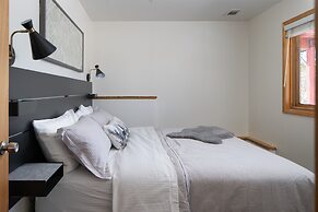 Mountain View Retreat 4 Bedroom Home by RedAwning