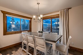 Mountain View Retreat 4 Bedroom Home by RedAwning