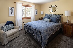 Mountain View Retreat 4 Bedroom Home by RedAwning