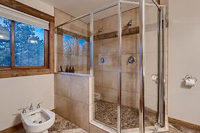 Mountain View Retreat 4 Bedroom Home by RedAwning