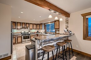 Mountain View Retreat 4 Bedroom Home by RedAwning