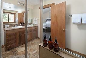 Mountain View Retreat 4 Bedroom Home by RedAwning