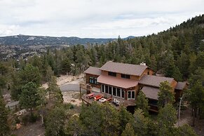 Lookout Lodge In Wondervu 4 Bedroom Home by RedAwning