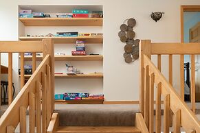 Lookout Lodge In Wondervu 4 Bedroom Home by RedAwning