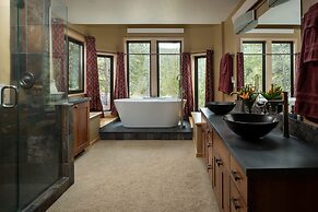 Lookout Lodge In Wondervu 4 Bedroom Home by RedAwning