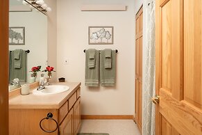 Lookout Lodge In Wondervu 4 Bedroom Home by RedAwning