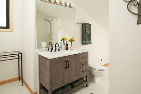 Lookout Lodge In Wondervu 4 Bedroom Home by RedAwning