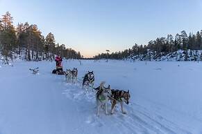 Old Pine Husky Lodge