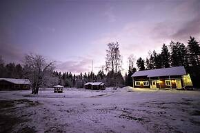 Old Pine Husky Lodge