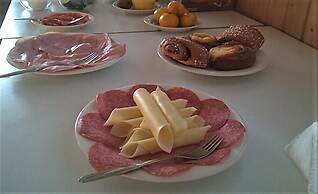 Old Pine Husky Lodge