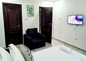 Charming Quiet & Cozy Close to Highway