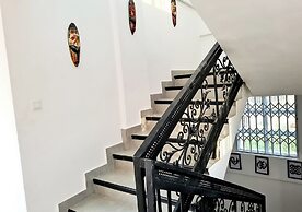 Charming Quiet & Cozy Close to Highway