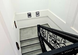 Charming Quiet & Cozy Close to Highway