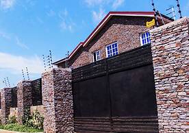 Comfy & Cozy Hideout  Close to Highway