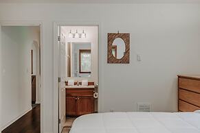 77mbr - Wi-fi - Fireplace - Pets Ok - Bbq 3 Bedroom Cabin by RedAwning