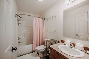 77mbr - Wi-fi - Fireplace - Pets Ok - Bbq 3 Bedroom Cabin by RedAwning