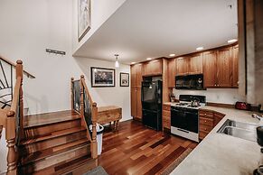 77mbr - Wi-fi - Fireplace - Pets Ok - Bbq 3 Bedroom Cabin by RedAwning