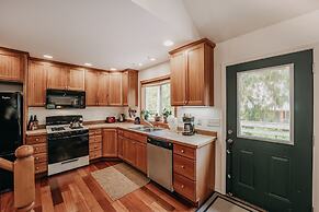 77mbr - Wi-fi - Fireplace - Pets Ok - Bbq 3 Bedroom Cabin by RedAwning