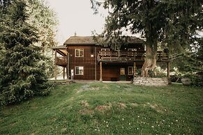 77mbr - Wi-fi - Fireplace - Pets Ok - Bbq 3 Bedroom Cabin by RedAwning