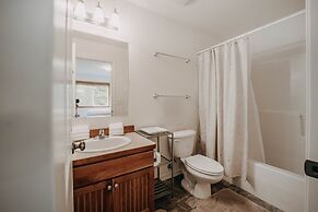 77mbr - Wi-fi - Fireplace - Pets Ok - Bbq 3 Bedroom Cabin by RedAwning