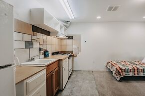 77mbr - Wi-fi - Fireplace - Pets Ok - Bbq 3 Bedroom Cabin by RedAwning