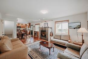 77mbr - Wi-fi - Fireplace - Pets Ok - Bbq 3 Bedroom Cabin by RedAwning