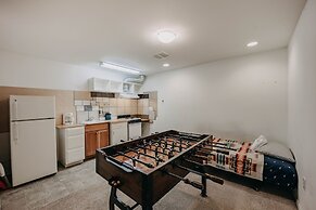 77mbr - Wi-fi - Fireplace - Pets Ok - Bbq 3 Bedroom Cabin by RedAwning