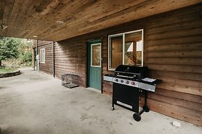 77mbr - Wi-fi - Fireplace - Pets Ok - Bbq 3 Bedroom Cabin by RedAwning