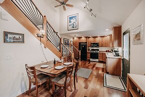 77mbr - Wi-fi - Fireplace - Pets Ok - Bbq 3 Bedroom Cabin by RedAwning