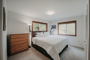 77mbr - Wi-fi - Fireplace - Pets Ok - Bbq 3 Bedroom Cabin by RedAwning