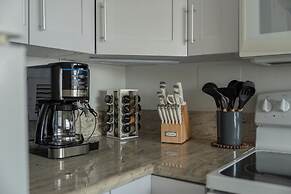 Romanna's Oahu Getaway with Heated Pool & City Views