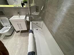 The Ridgmont-st Albans-high Street- Near Luton Airport -train Station-