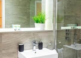 The Ridgmont-st Albans-high Street- Near Luton Airport -train Station-