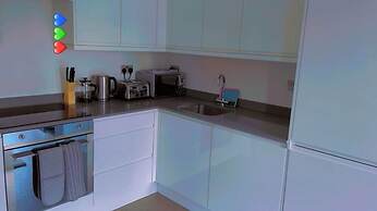 The Ridgmont-st Albans-high Street- Near Luton Airport -train Station-