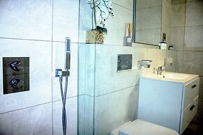 Immaculate Beauty Gem Location Pools Gym