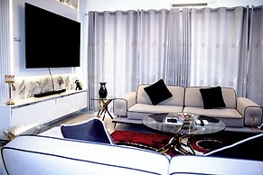 Immaculate Beauty Gem Location Pools Gym