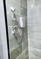 Modern Comfy & Quiet  Close to Highway