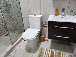 Spacious Luxury 3Bed Hse in Tema Netflix