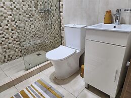 Spacious Luxury 3Bed Hse in Tema Netflix