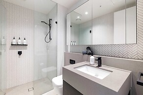 Luxuria Apartments - Collins House