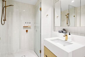 Luxuria Apartments - Collins House