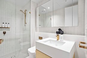 Luxuria Apartments - Collins House