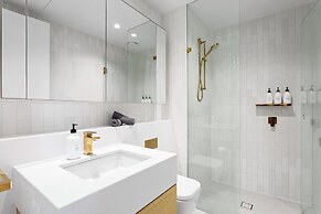 Luxuria Apartments - Collins House