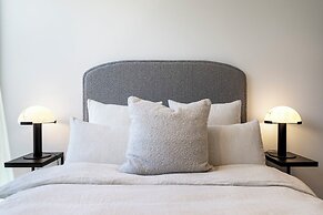 Luxuria Apartments - Collins House