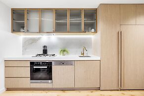 Luxuria Apartments - Collins House