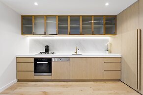 Luxuria Apartments - Collins House