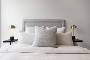 Luxuria Apartments - Collins House