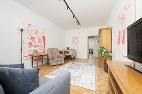 Traditional Warsaw Apartment by Renters