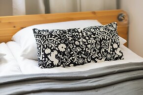 Traditional Warsaw Apartment by Renters